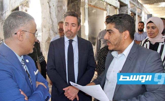 ممثل برنامج الأمم المتحدة الإنمائي في ليبيا خلال تفقده أحد المواقع مع المسؤولين في درنة. (حساب مارك أندري فرانش على تويتر)
