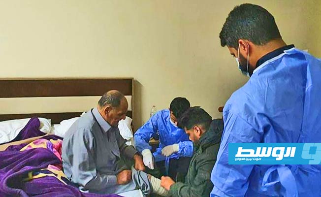 الفرق الطبية تستقبل أحد العائدين من مصر في فندق بالبيضاء. (مستشفى الثورة التعليمي)