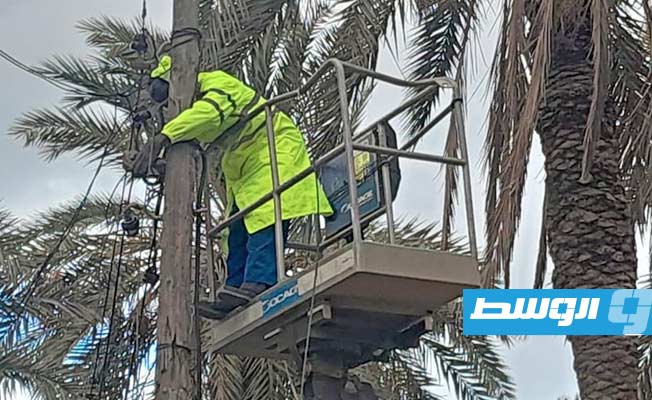 بالفيديو والصور: أعمال صيانة أضرار شبكة الكهرباء بعد التقلبات الجوية