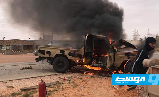 ألية مدمرة تقول قوات الوفاق إنها تابعة لقوات القيادة العامة قرب أبوقرين. (بركان الغضب)