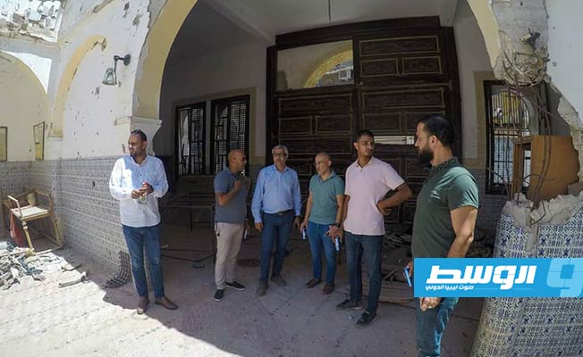 رئيس وأعضاء مكتب المشروعات بالبلدية و صندوق الأمم المتحدة للدعم في ليبيا ببيت المدينة الثقافي. (بلدية بنغازي)