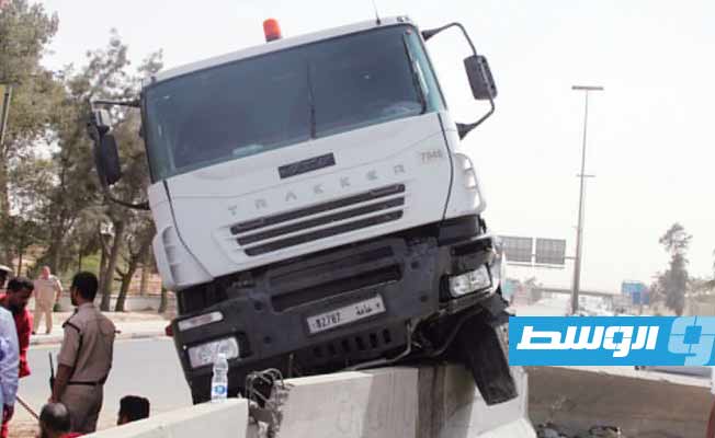 شاحنة نقل الوقود في موقع الحادث. (مديرية أمن طرابلس)