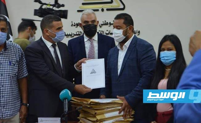 مراسم تسليم مستندات كليات جامعة طرابلس للمركز الوطني لضمان جودة المؤسسات. الأحد 20 سبتمبر 2020. (وزارة التعليم)