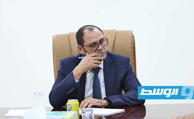 عبدالجليل خلال اجتماعه بمدير مستشفى الجلاء في بنغازي، الإثنين 13 سبتمبر 2022. (المكتب الإعلامي للحكومة)