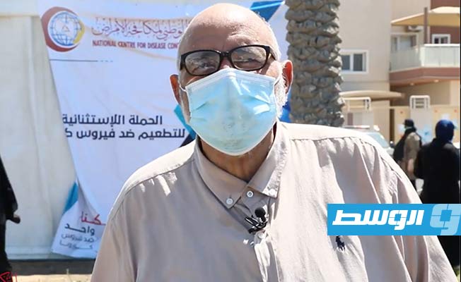 مدير التطعيمات في طرابلس الصادق البهيلي أمام خيمة اللقاحات في سوق الجمعة، 24 يوليو 2021. (المركز الوطني لمكافحة الأمراض)