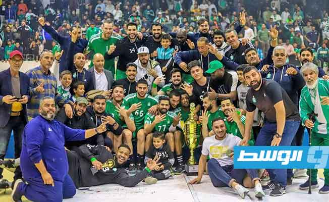 تتويج فريق كرة اليد بنادي الأهلي طرابلس. (فيسبوك)