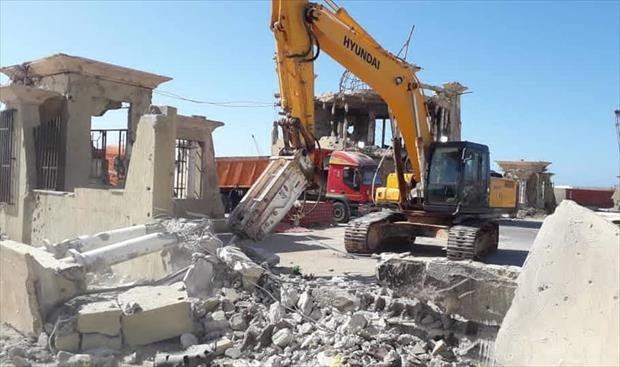 من أعمال إزالة وإعادة بناء واجهة ميناء بنغازي البحري، 17 أبريل 2021. (بلدية بنغازي)