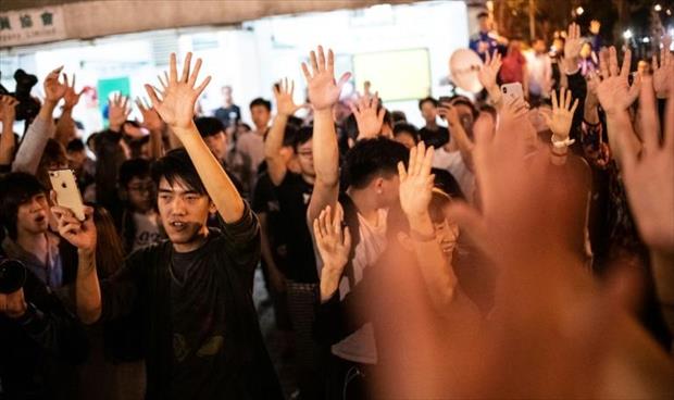 معسكر الديمقراطيين في هونغ كونغ يتجه نحو فوز ساحق في الانتخابات