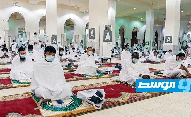 الحجاج يؤدون الصلاة في مسجد نمرة وفق تباعد وقائي (واس)