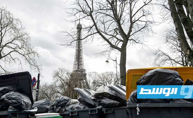 أكوام النفايات تحجب معالم باريس
