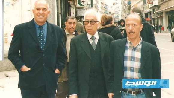 الدكتور على فهمي خشيم مابين الكاتب إدريس المسماري والكاتب ابراهيم حميدان في الجزائر سنة 2003 مؤتمر الأدباء والكتاب