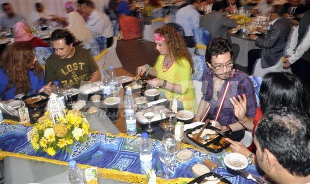 بالصور: الفنانون في إفطار جماعي لبنك الطعام المصري