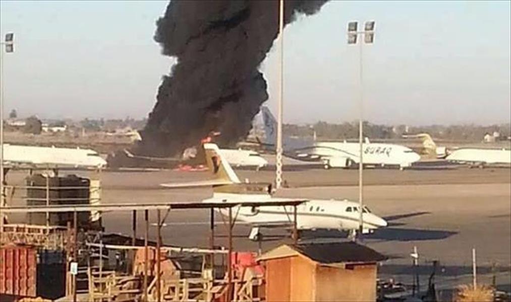 اشتعال طائرة بمطار طرابلس جراء القصف