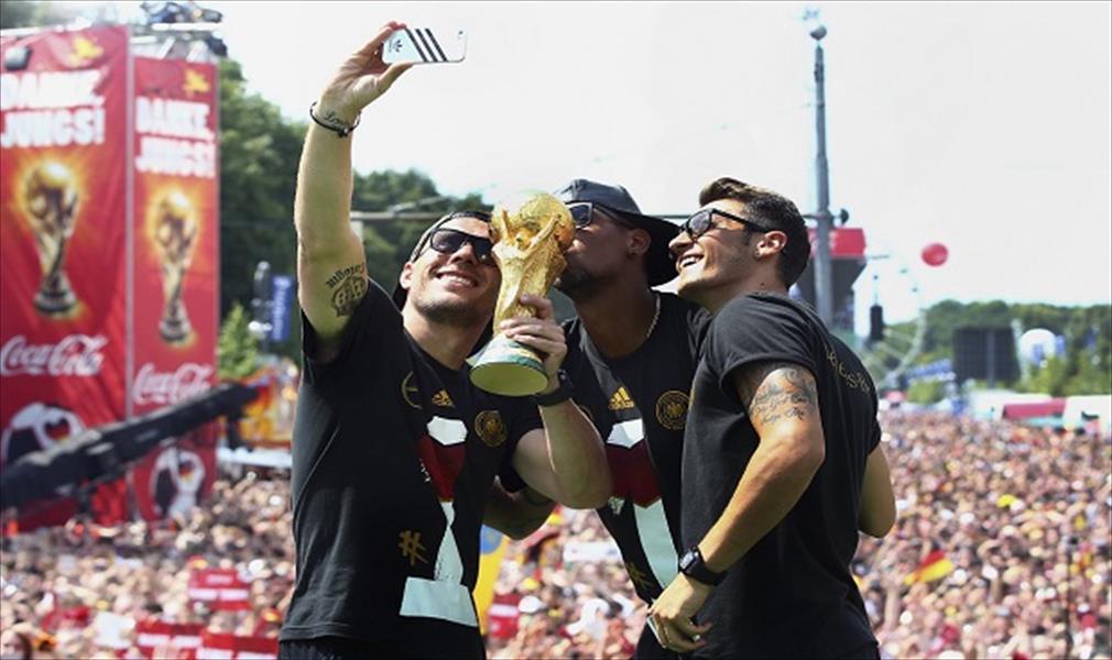 احتفالات الماكينات تحطم جزءًا من كأس العالم
