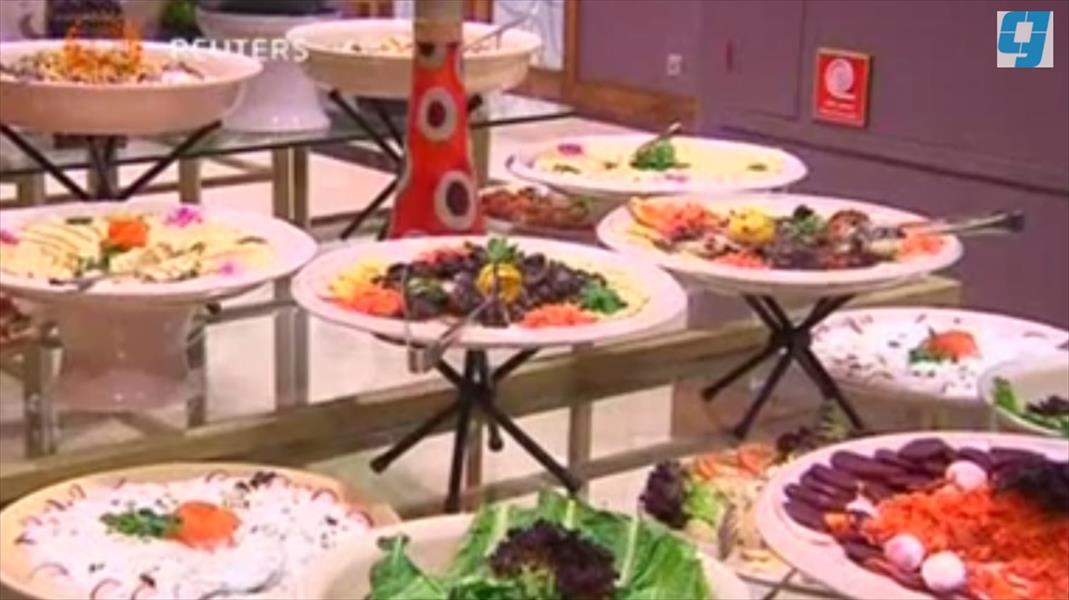 بالفيديو: «مطبخ العائلة» مبادرة تقدِّم طعام الفنادق للفقراء في الأردن