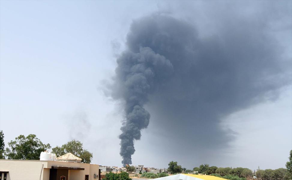 «بوابة الوسط» ترصد حريقين بمستودع الوقود واستمرار القصف بمحيطه