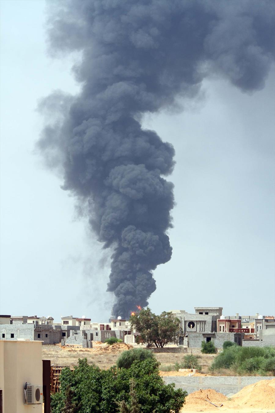 «بوابة الوسط» ترصد حريقين بمستودع الوقود واستمرار القصف بمحيطه