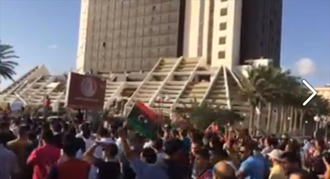تظاهرات ضخمة في بنغازي تهتف ضد أنصار الشريعة والدروع