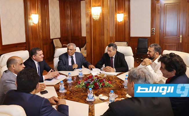 اجتماع الدبيبة مع عميد وأعضاء المجلس البلدي البيضاء في طرابلس، الأربعاء 1 يونيو 2022. (حكومة الوحدة الوطنية)