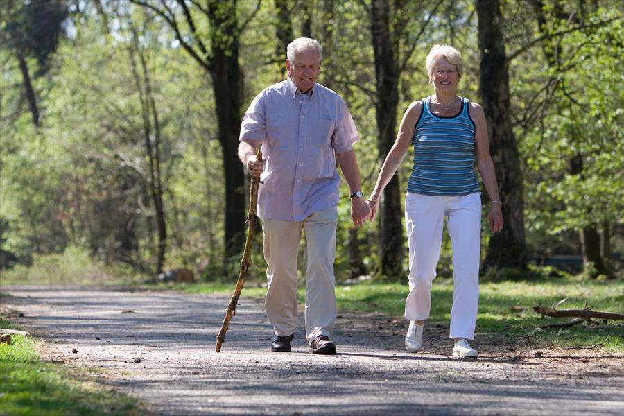 طريقة مشي كبار السن تساعد في اكتشاف «الزهايمر»
