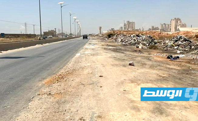 من أعمال التوسعة وتنفيذ الحواجز الخرسانية لازدواج طريق الهواري بنغازي، 4 يوليو 2022. (بلدية بنغازي)