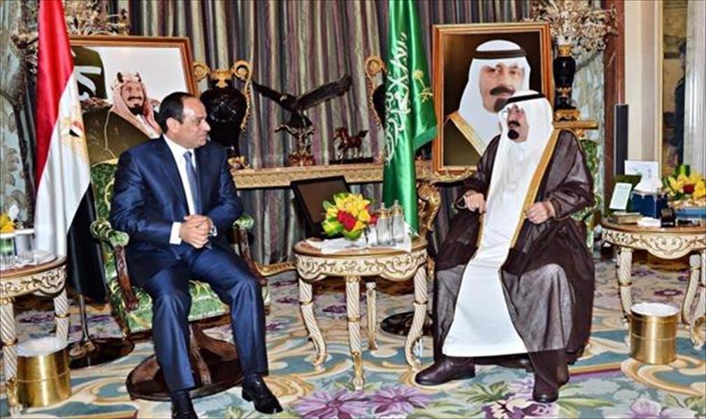 العاهل السعودي يستقبل السيسي بجده ويمنحه قلادة الملك عبدالعزيز