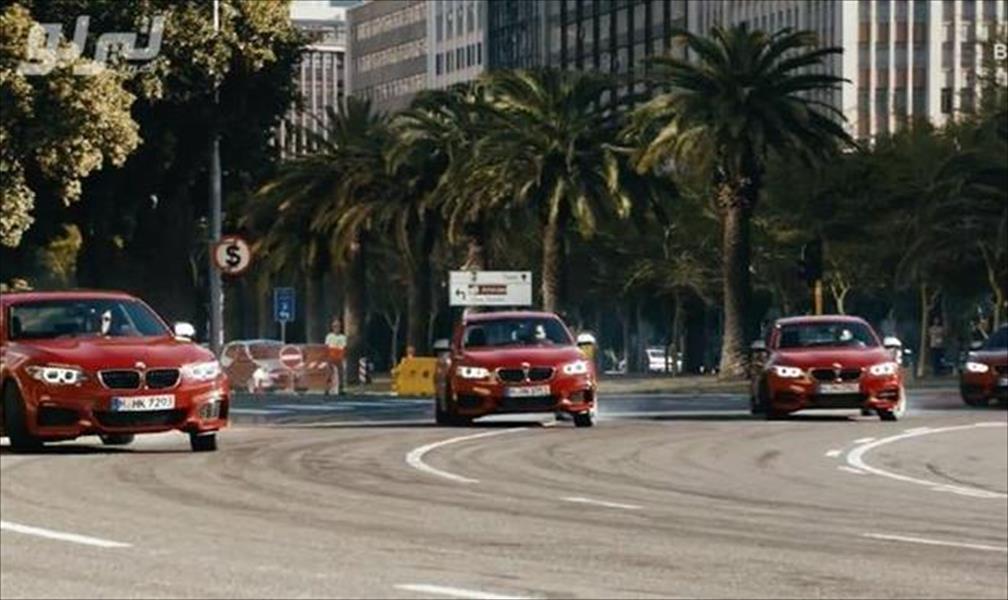 خمس سيارات «بي إم دبليو» تقدِّم استعراضًا مذهلاً في شارع عام (فيديو)