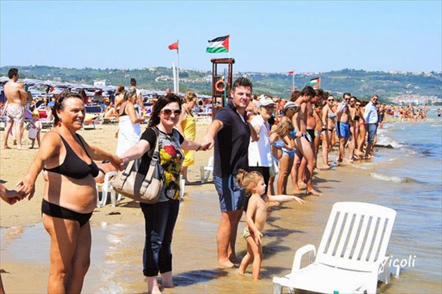 سلسلة بشرية على شاطئ إيطالي للتنديد بعدوان غزة