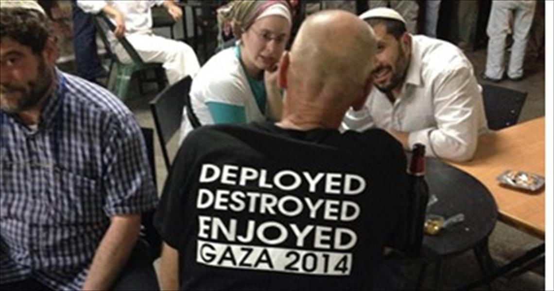 ضابط إسرائيلي يكتب على قميصه: جئت لكي أهدم غزة وأستمتع