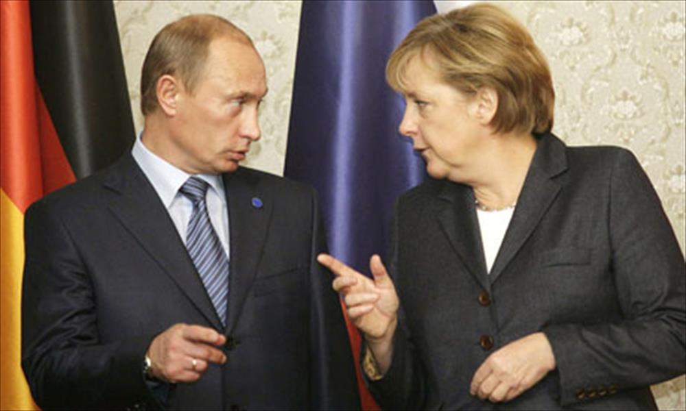 «ميركل» تحث «بوتين» على وقف السلاح لأوكرانيا