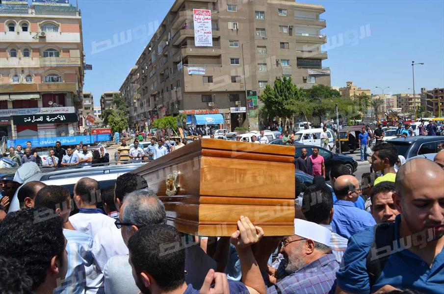 بالصور: فؤاد والسقا يشيعان جنازة والد رامز جلال