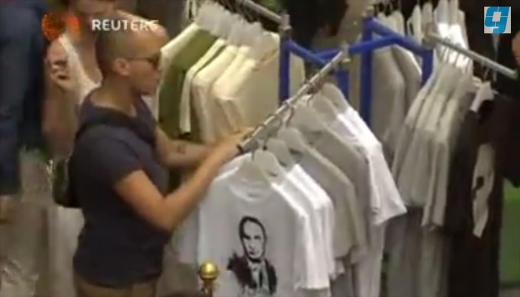 بالفيديو: سكان موسكو يصطفون لشراء «قمصان بوتين»