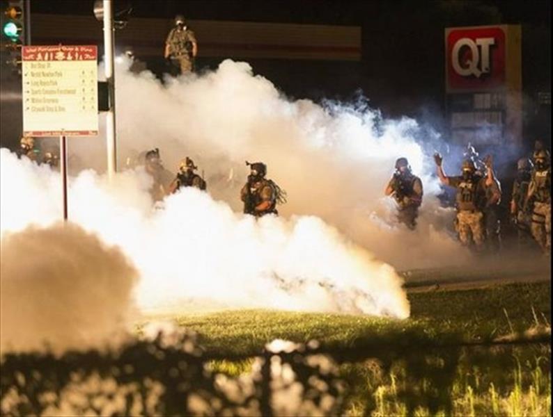 الشرطة الأميركية تطلق الدخان لتفريق متظاهرين في ولاية «ميزوري»