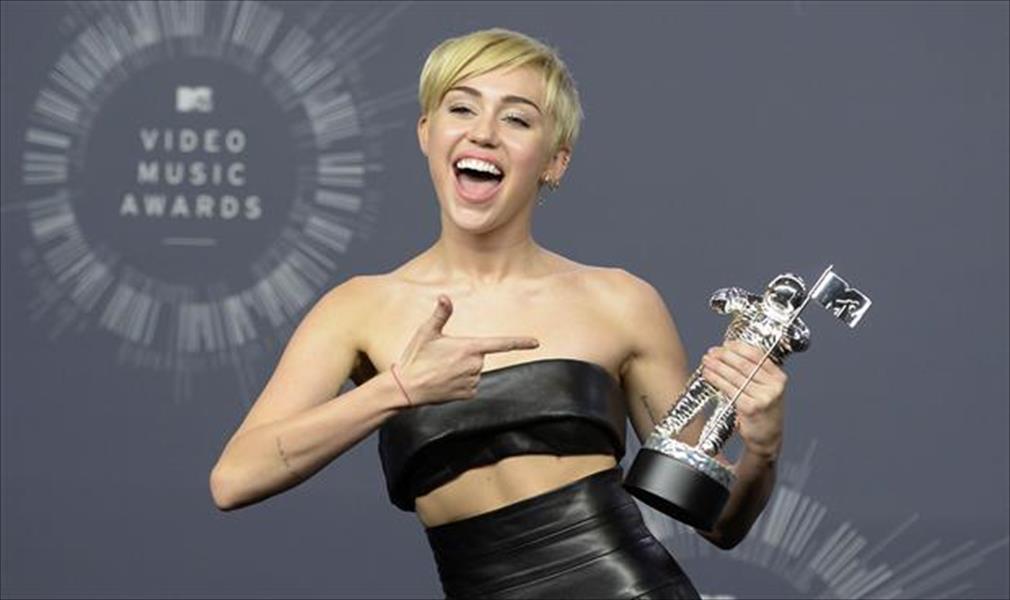 مايلي سايرس تفوز بجائزة «إم تي في» لأفضل أغنية مصورة