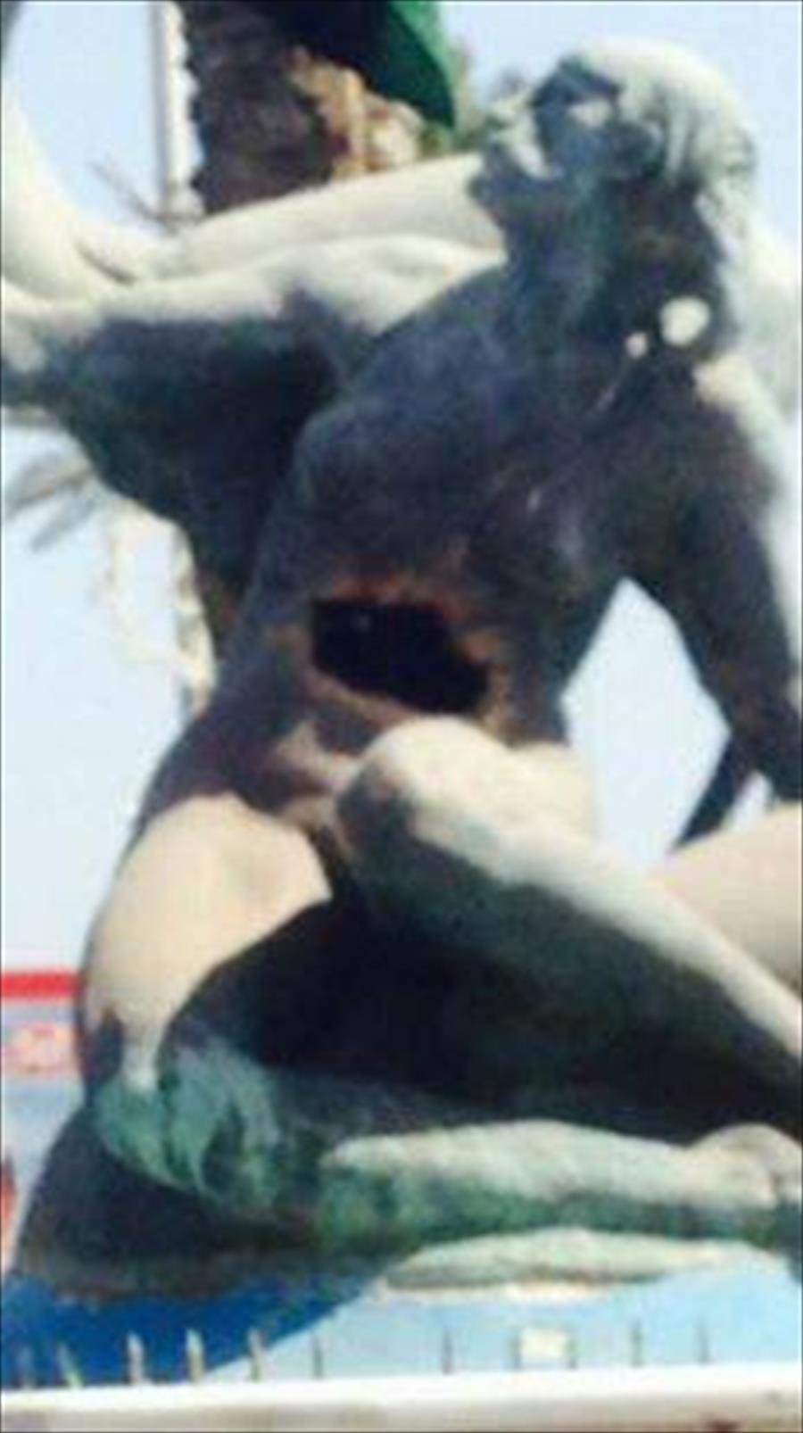 بالصور: الاعتداء على تمثال الغزالة في طرابلس