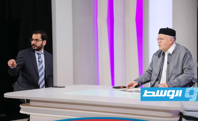 حيدر السائح يتلقى الجرعة التعزيزية من لقاح «كورونا» خلال بث مباشر على قناة ليبيا الرسمية، 10 يناير 2022. (مركز مكافحة الأمراض)