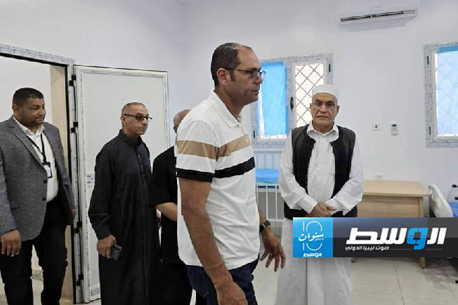 عثمان عبدالجليل في جولة بعيادة شهداء بوشوق بالكفرة، 27 أبريل 2024. (حكومة حماد)