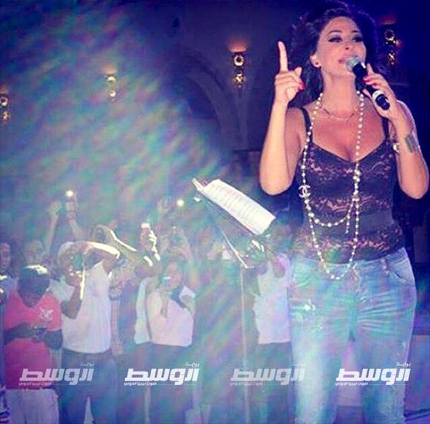 بالصور: إليسا تتمنى السلام لمصر في حفلها بالغردقة