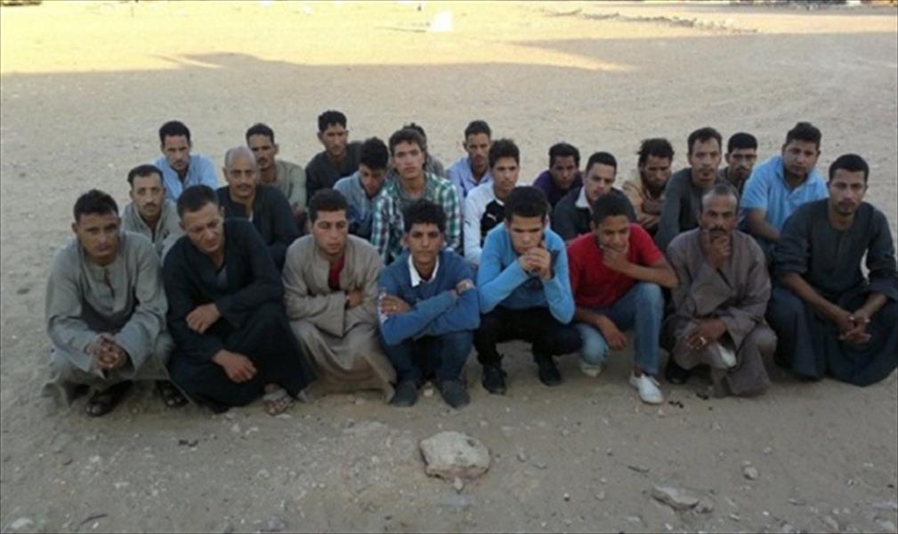 ضبط 19 مصريًا حاولوا التسلل من ليبيا