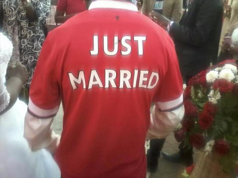 بالصور: مجنون مانشستر يتزوج بقميص «الشياطين الحمر»