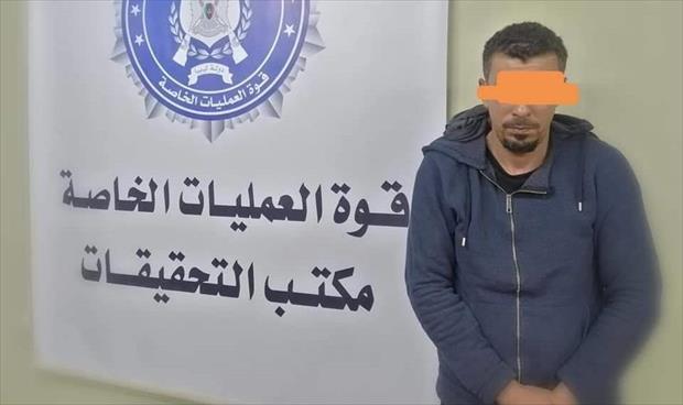 أحد أفراد التشكيل العصابي الذي تخصص في سرقة الأجهزة المنزلية بمنطقة السواني بالعاصمة طرابلس. (وزارة الداخلية)