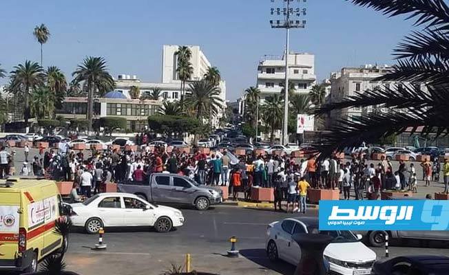 متظاهرون في ميدان الشهداء ضد الفساد: «ليبيا يا ولاد.. لا حفتر ولا سراج»
