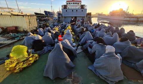 إعادة 126 مهاجرا إلى ليبيا بينهم 8 نساء و28 طفلا