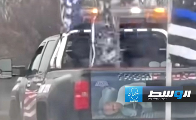 مكبّل اليدين على ظهر شاحنة.. ترامب ينشر فيديو ساخرًا من بايدن ويشعل غضب الأميركيين (فيديو)