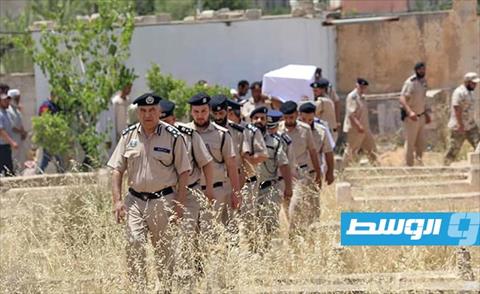 بالصور.. جنازة عسكرية لضابط شرطة حاول إنقاذ عائلات المبيت الجامعي الفرناج من القصف