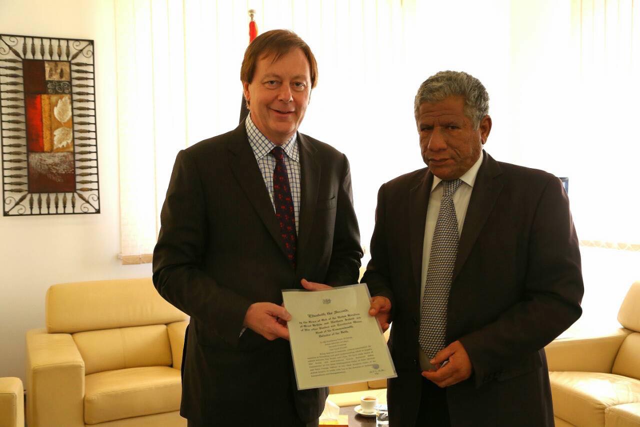 السفير البريطاني الجديد لدى ليبيا يقدم أوراق اعتماده في طرابلس