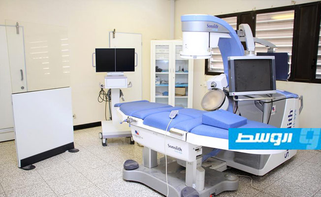 عملية استكمال تركيب جهاز تفيت الحصى بمركز بنغازي الطبي. (الإنترنت)