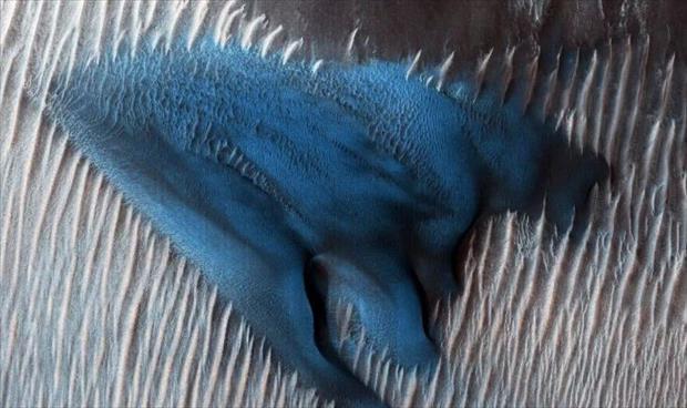 كثيب رملي أزرق اللون على سطح المريخ. (وكالة ناسا الأميركية)