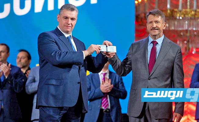 فيكتور بوت أثناء منحه بطاقة عضوية من رئيس الحزب الليبرالي الديمقراطي بروسيا خلال مؤتمر الحزب في موسكو، 12 ديسمبر 2022 (أرشيفية: الإنترنت)
