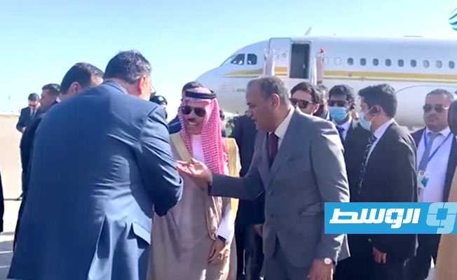 وزير خارجية السعودية يصل إلى مطار معيتيقة، 21 أكتوبر 2021. (صورة من بث مباشر)